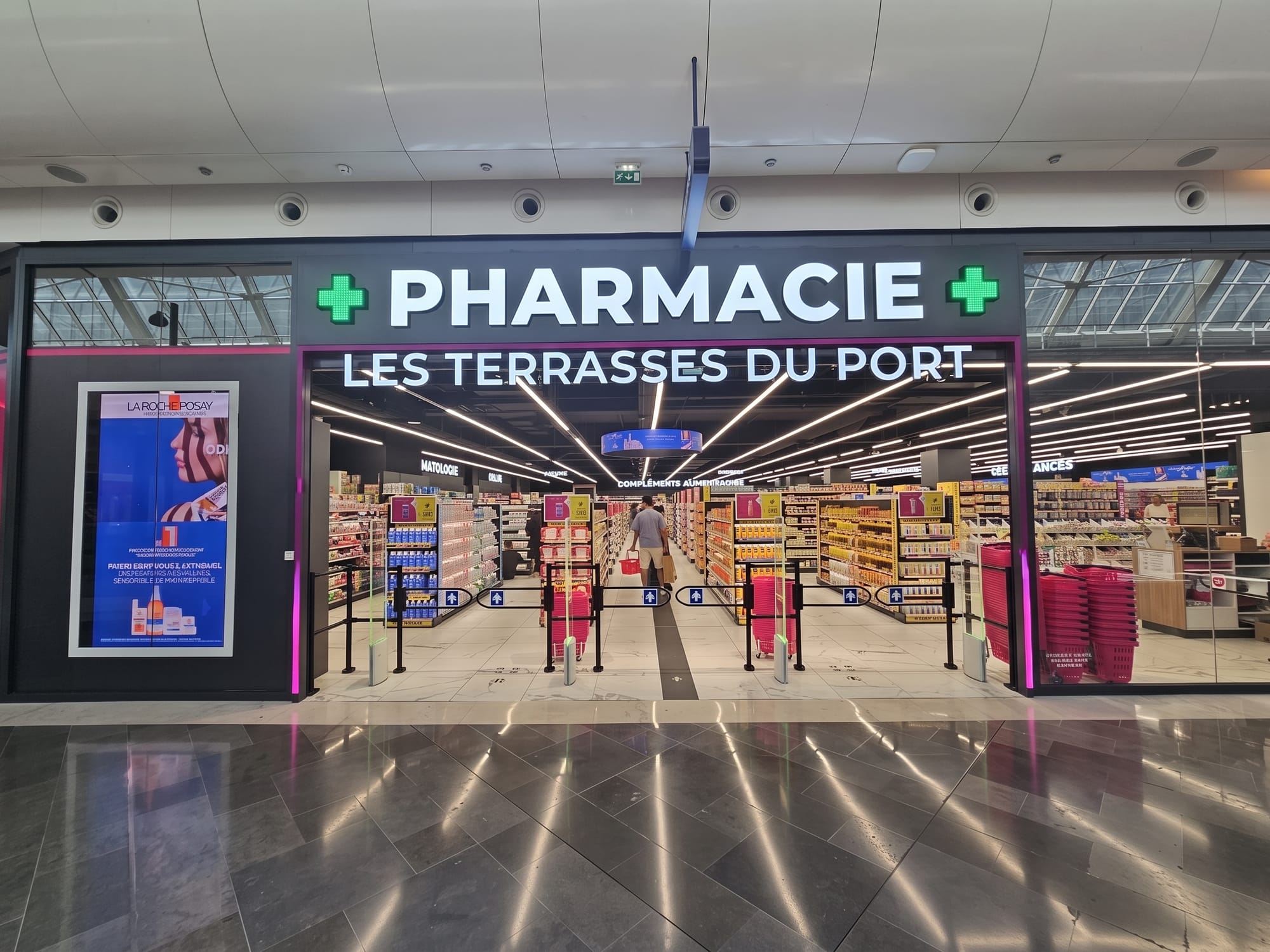 Façade de la Pharmacie Les Terrasses du Port, dans le centre commercial
