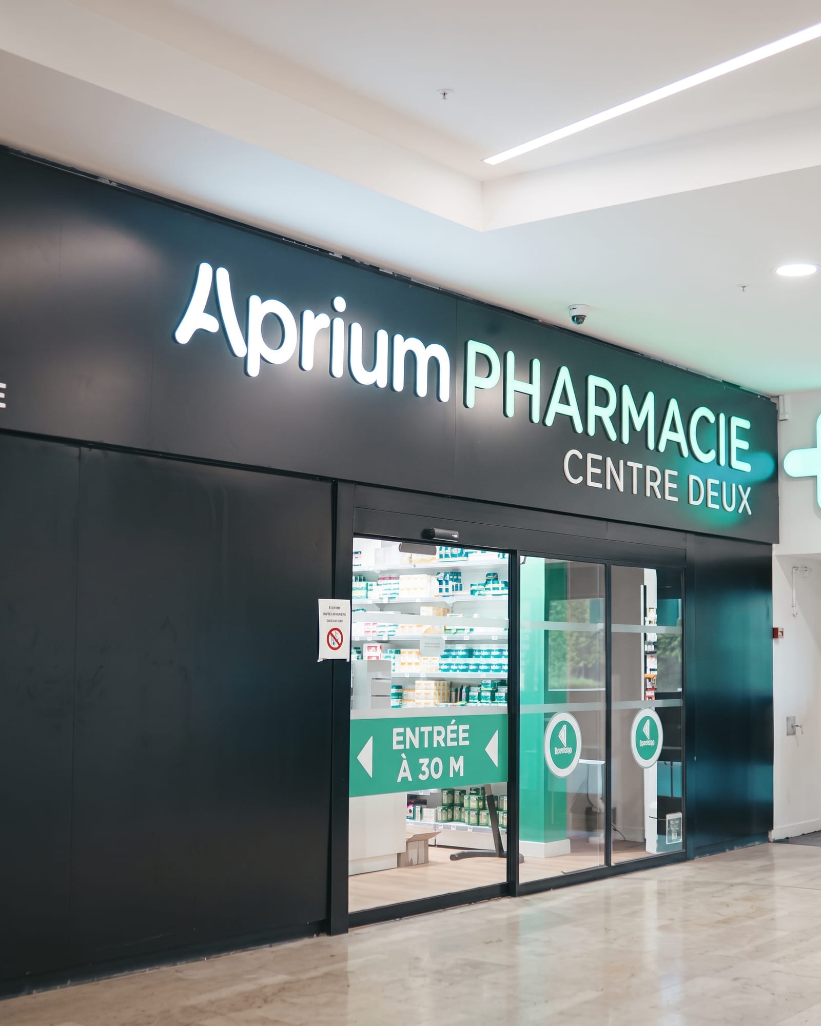 Façade de l’Aprium Pharmacie Centre Deux dans la galerie commerciale