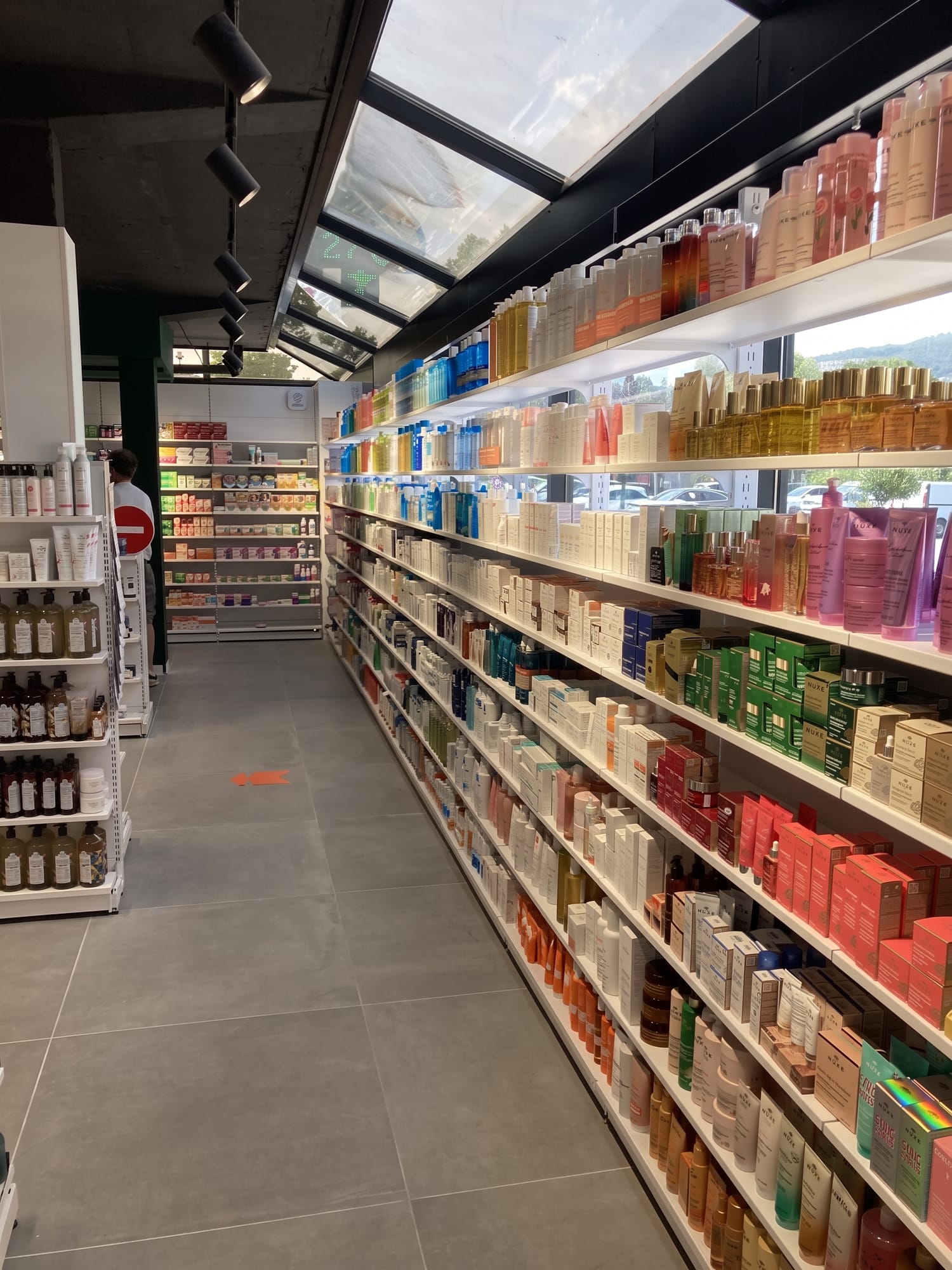 Rayon dermocosmétique sous la verrière de la Pharmacie Errera